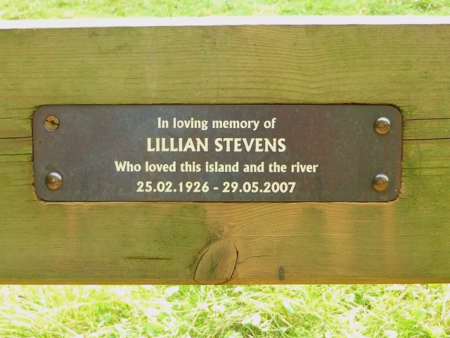 In loving memory of Lilian Stevens Who loved this island and the river 25.02.1926 - 29.05.2007